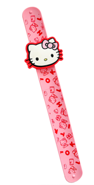 Ukosny widok różowej bransoletki Hello Kitty snap, z białą głową i czerwonymi wzorami postaci Sanrio.
