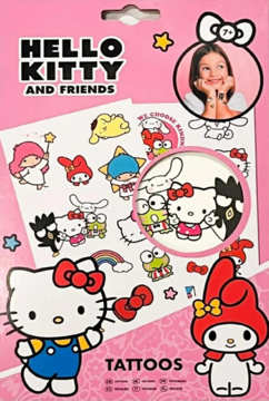 Opakowanie tatuaży Hello Kitty & Friends, różowe tło, wizerunki postaci i dziewczynki z tatuażami. Widok z przodu.