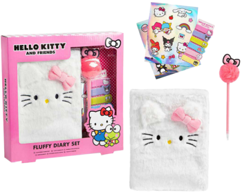 Hello Kitty pluszowy pamiętnik w różowym zestawie z akcesoriami: długopis, naklejki, spinki. Widok złożony z pudełka i produktów.