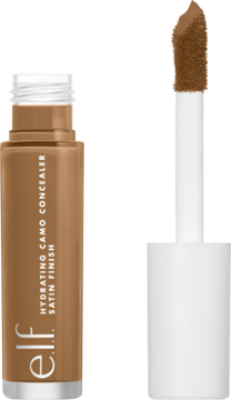 Nawilżający korektor e.l.f. Camo, Deep Caramel, satynowe wykończenie. Brązowa butelka z aplikatorem, widok z przodu.