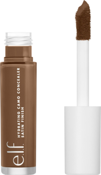 e.l.f. Hydrating Camo Concealer Rich Cocoa, ciemnobrązowy korektor z satynowym wykończeniem, z wyjętym aplikatorem.