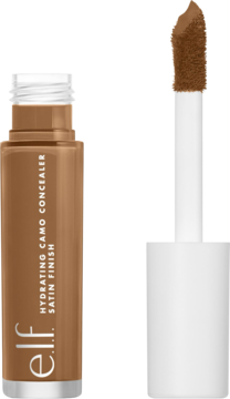 e.l.f. Hydrating Camo Concealer Deep Cinnamon, brązowa butelka z aplikatorem obok, satynowe wykończenie.