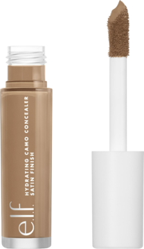Korektor e.l.f. Hydrating Camo w odcieniu Tan Walnut. Otwarta butelka i aplikator z nawilżającym, satynowym korektorem.