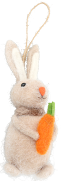 Beżowy filcowy królik-zawieszka z marchewką, z pętelką do powieszenia. Ozdoba wielkanocna, widok z przodu.