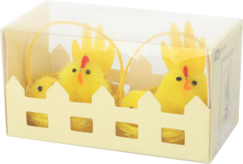 Zestaw dwóch żółtych puszystych kurczaczków wielkanocnych z czerwonymi grzebieniami, w przezroczystym pudełku z płotkiem.