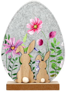 Ozdoba wielkanocna: szare filcowe jajko z kwiatami, dwoma drewnianymi królikami z puchatymi ogonami na podstawce.