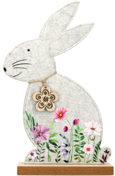 Szary filcowy zając wielkanocny z akwarelowymi kwiatami i drewnianą zawieszką, dekoracja stojąca.