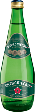 Woda mineralna Ostromecko Niegazowana Premium Źródło Marii w zielonej szklanej butelce, widok z przodu.