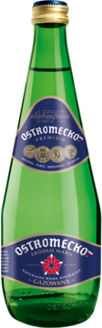 Zielona butelka wody mineralnej Ostromecko Premium Gazowana, widok z przodu, z niebieskimi etykietami i złotą zakrętką.