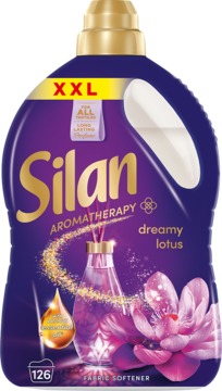 Fioletowy płyn Silan Aromatherapy Dreamy Lotus XXL, butelka 126 prań, złota nakrętka i kwiat lotosu, widok z przodu.