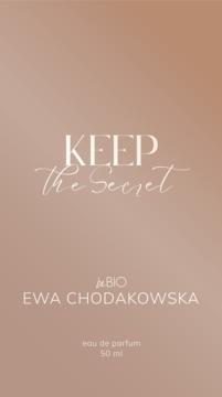 Woda perfumowana beBIO Ewa Chodakowska Keep The Secret, butelka w odcieniu rose gold z białymi napisami, widok z przodu.