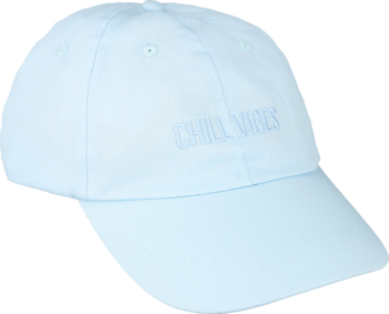 Błękitna czapka z daszkiem Eloy, bejsbolówka z napisem "CHILL VIBES" na froncie, widok pod kątem.