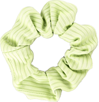 Eloy scrunchie matcha, jasnozielona gumka do włosów z prążkowanej tkaniny, widok z przodu, delikatne załamania.