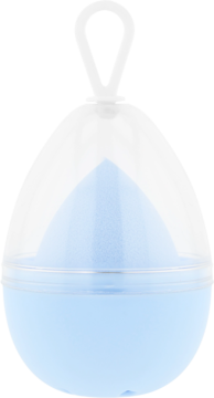Jasnoniebieska gąbka do makijażu typu beauty blender w przezroczystym, jajowatym etui z błękitną podstawą i białym uchwytem.