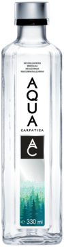 Butelka wody niegazowanej AQUA CARPATICA 330 ml, przezroczysta, z etykietą z motywem lasu, widok z przodu.