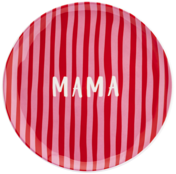 Okrągły czerwono-różowy talerz z pionowymi paskami i białym napisem MAMA na środku, widok z góry.