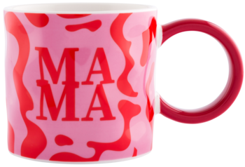 Różowy kubek ceramiczny z czerwonym napisem MAMA i abstrakcyjnym wzorem. Czerwony uchwyt. Widok z przodu.