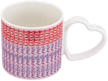 Różowy kubek ceramiczny z białym uchem w kształcie serca, ozdobiony czerwono-fioletowym wzorem z napisem PAS.