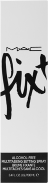 Białe pudełko MAC Fix+ Multitasking Setting Spray bez alkoholu, z czarnym logo, widok z przodu.