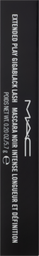 Czarne opakowanie tuszu MAC Extended Play Gigablack Lash, z białymi napisami i wagą netto 5.7g, widok z boku.