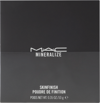 Czarne opakowanie pudru rozświetlającego MAC Mineralize Skinfinish, widok z przodu, białe napisy.