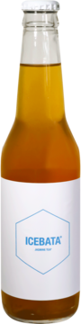 Szklana butelka napoju ICEBATA Jasmine Tea, widok z przodu, bursztynowy płyn, biała etykieta z niebieskim logo.