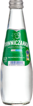 Piwniczanka wysokozmineralizowana, średnionasycona CO2 w szklanej butelce z zieloną etykietą, widok z przodu.