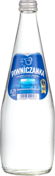 Wysokozmineralizowana woda mineralna Piwniczanka 0.7L w przezroczystej szklanej butelce z niebieską etykietą, widok z przodu.