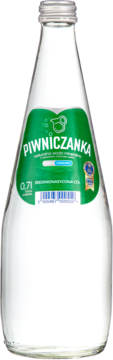 Butelka wysokozmineralizowanej wody mineralnej Piwniczanka, 0.7l, z zieloną etykietą, widok z przodu.