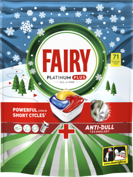 Fairy Platinum Plus 71 kapsułek do zmywarki na tle zimowego krajobrazu, z przodu trójkolorowa kapsułka.