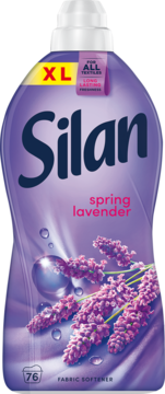 Fioletowy płyn Silan Spring Lavender XL, zmiękczacz do tkanin dla długiej świeżości, z przodu na tle lawendy.
