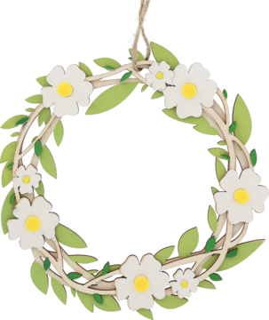 Wianek drewniany z jasnymi gałązkami, zielonymi listkami i białymi kwiatami z żółtym środkiem, wisi na sznurku, widok z przodu.