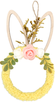 Żółty puszysty wianek wielkanocny z króliczymi uszami i różowymi kwiatami, wiszący na sznurku.
