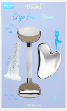 Zestaw Cryo Face Yoga For Your Beauty: biały roller kwarcowy, srebrne narzędzie Gua Sha i bańka, na błękitnym tle.