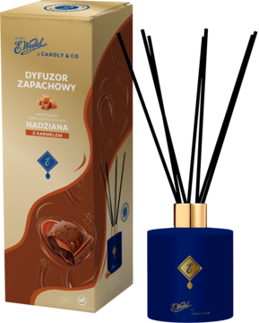 Dyfuzor zapachowy E. Wedel z karmelem, w eleganckim granatowym flakonie z patyczkami, obok brązowego pudełka.