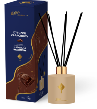 Dyfuzor zapachowy Gorzka Czekolada 100ml: beżowa butelka z patyczkami, granatowe pudełko z czekoladą, pod kątem.