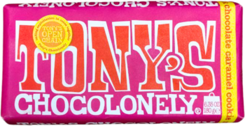 Różowe opakowanie Tony's Chocolonely, mleczna czekolada z karmelem i ciastkami. Widok z przodu, z pieczęcią '100% OPEN CHAIN'.