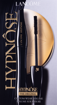 Czarny tusz Lancôme Hypnôse z wysuniętą szczoteczką i złotym tłem, podkreśla custom-wear volume.