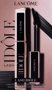 Lancôme Lash Idôle mascara, złoto-czarna tuba i widoczna szczoteczka, na beżowo-różowym opakowaniu produktu.