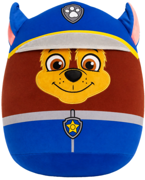 Pluszak Squishmallow Chase z Psiego Patrolu. Okrągła maskotka, niebieski mundur, brązowa twarz, detale odznaki, widok z przodu.