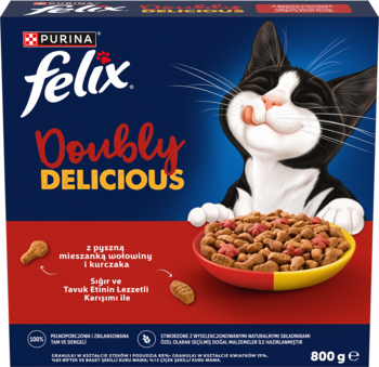 Granulowana karma Felix Doubly Delicious z wołowiną i kurczakiem, w granatowym opakowaniu z kotem.