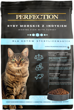 Czarne opakowanie karmy Perfection Ryby Morskie z Indykiem dla kotów sterylizowanych, 750g, z pręgowanym kotem.