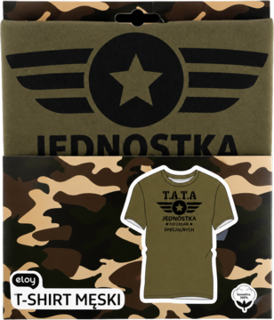 Oliwkowy męski T-shirt Eloy w kamuflażowym opakowaniu. Na koszulce grafika ze skrzydłami i napisem TATA JEDNOSTKA.