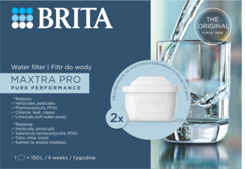 BRITA MAXTRA PRO wkład filtrujący do wody, 2 sztuki, na niebieskim tle z logo i szklanką czystej wody.