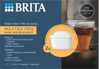 BRITA MAXTRA PRO HARD WATER EXPERT, 2 wkłady filtracyjne. Biały filtr w okręgu, obok szklanka herbaty na ciemnym tle.
