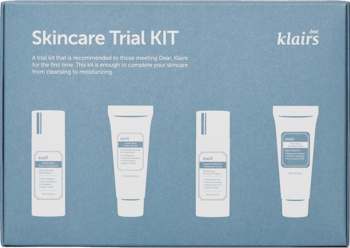 Matowe, niebieskie pudełko Klairs Skincare Trial Kit z ilustracjami 4 kosmetyków do pielęgnacji, widok z przodu.