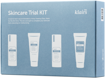 Błękitne pudełko Klairs Skincare Trial Kit z 4 mini kosmetykami: olejek, pianka, tonik, krem. Widok z przodu.