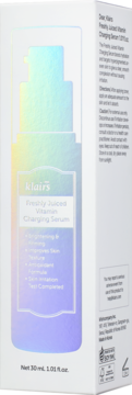 Opakowanie Klairs Freshly Juiced Vitamin Charging Serum 50ml, białe, z holograficznym wzorem, rozświetlające, widok z boku.