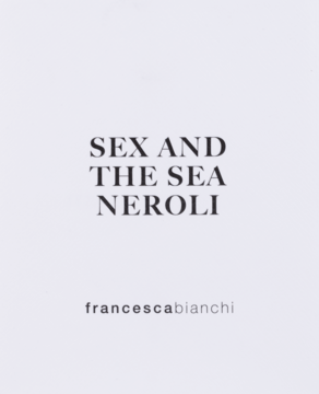 Przód minimalistycznej okładki perfum Francesca Bianchi Sex And The Sea Neroli, białe tło i czarny tekst.