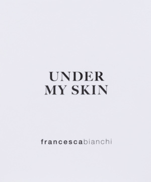 Etykieta perfum Francesca Bianchi Under My Skin; białe tło z czarnym napisem "UNDER MY SKIN" i niżej "francescabianchi".